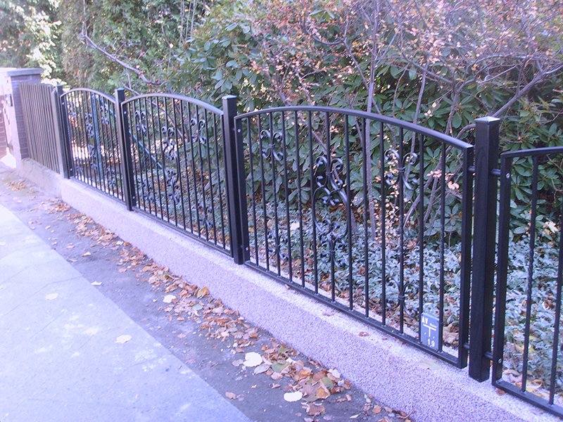 Schmiedeeiserner Zaun mit Dekorelementen